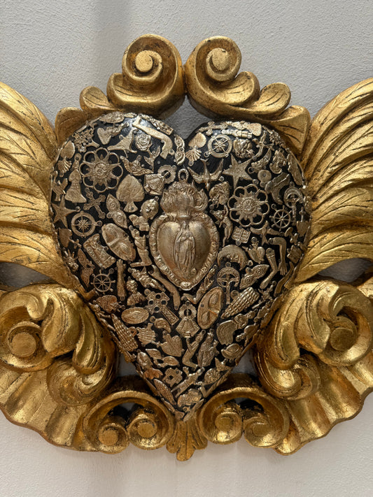 Corazón de madera Virgen de Guadalupe negro con milagritos con alas