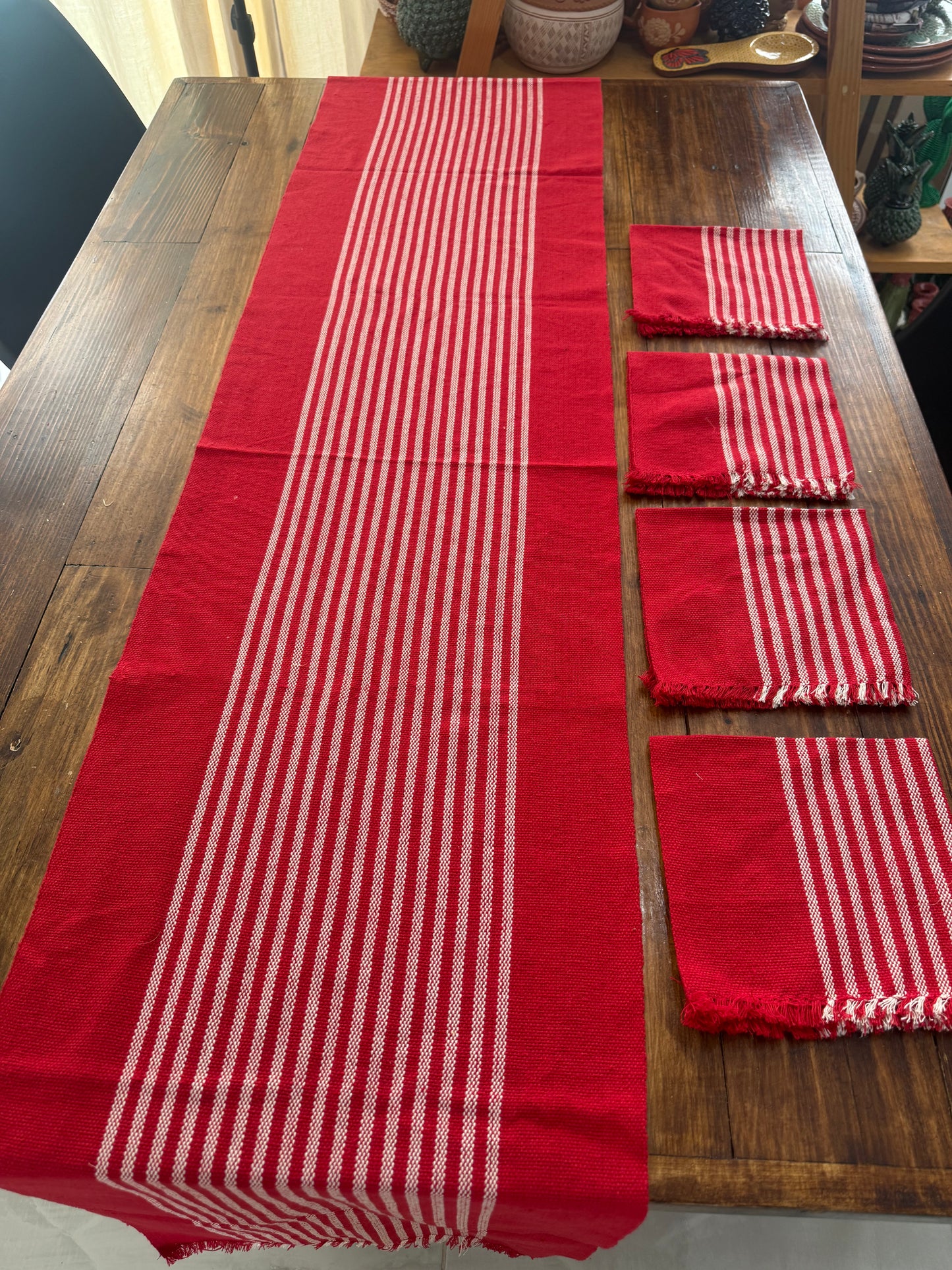 Camino de mesa con servilletas rojo con blanco México