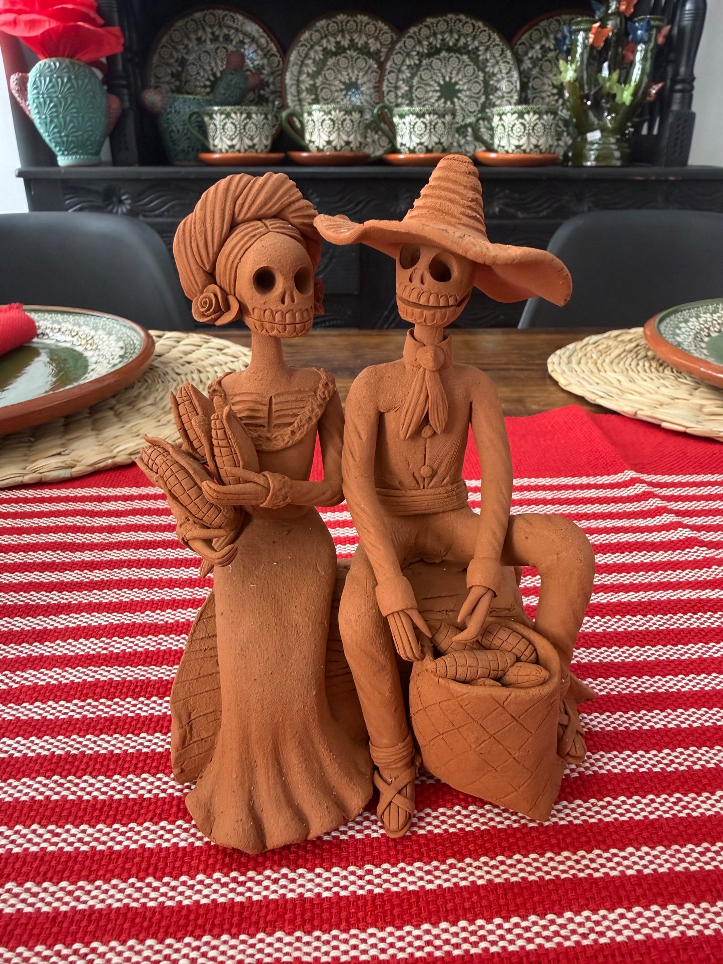 Pareja de catrines sentada con maíz colección noche de ánimas amor eterno