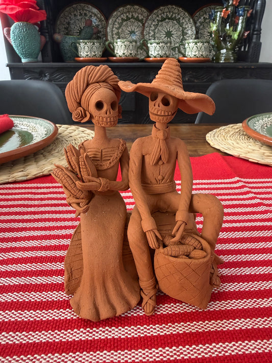 Pareja de catrines sentada con maíz colección noche de ánimas amor eterno