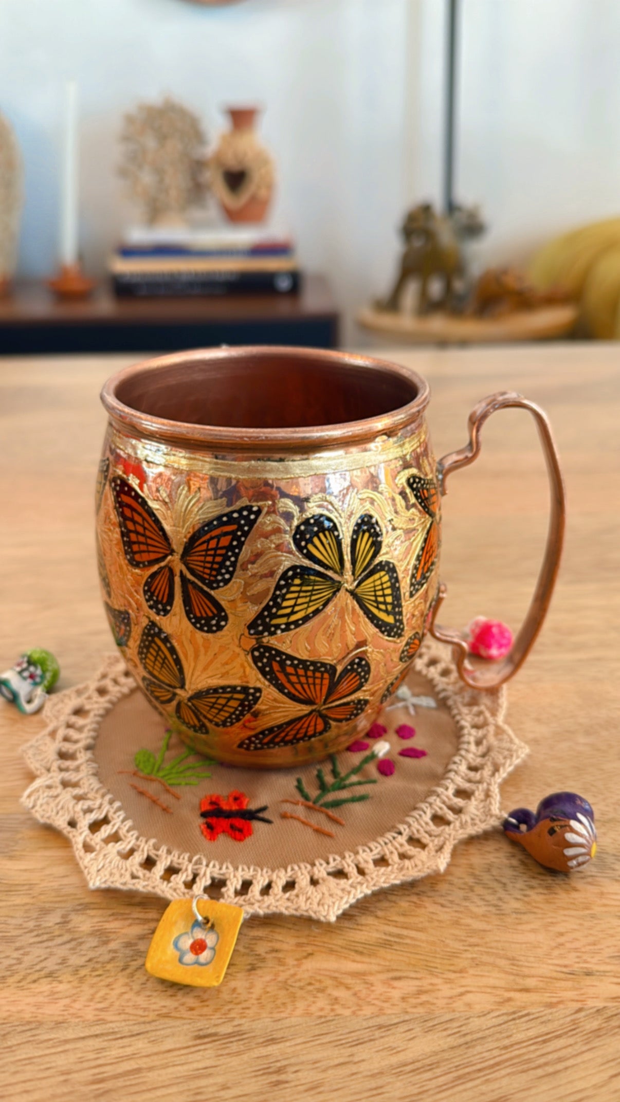 Taza de cobre de mariposas