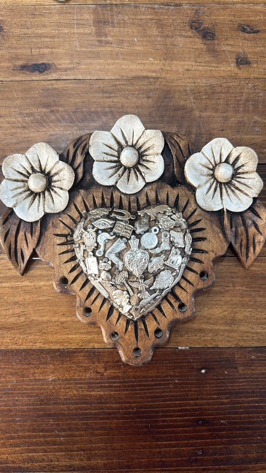 Corazón blanco con 3 flores de madera