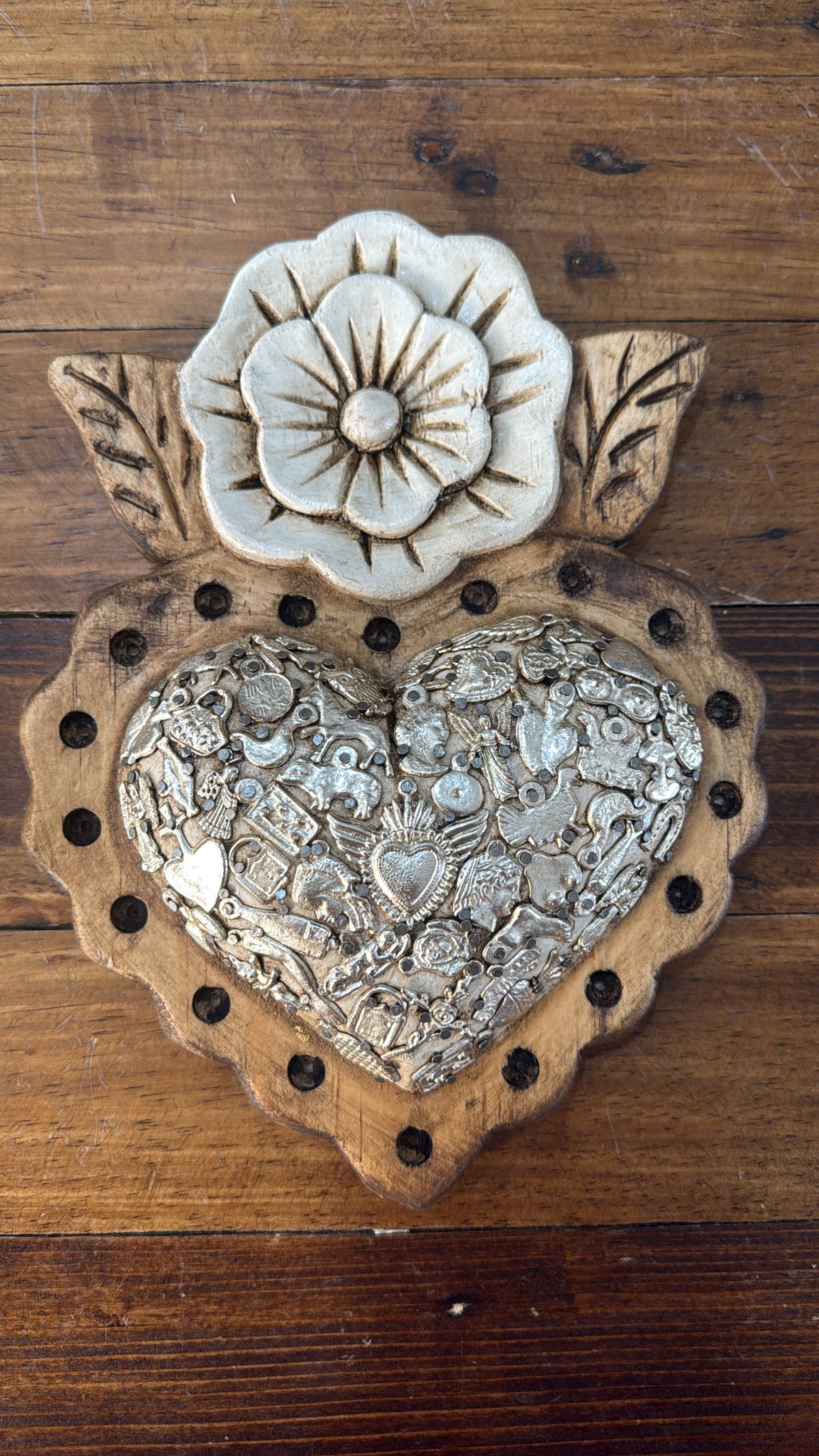 Corazón natural con blanco con 1 flor de madera