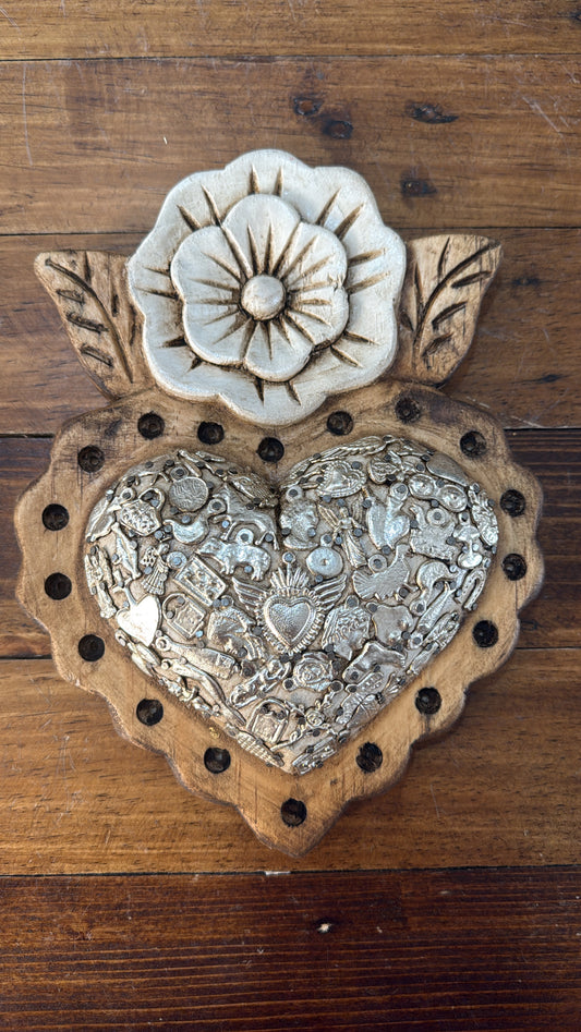 Corazón natural con blanco con 1 flor de madera