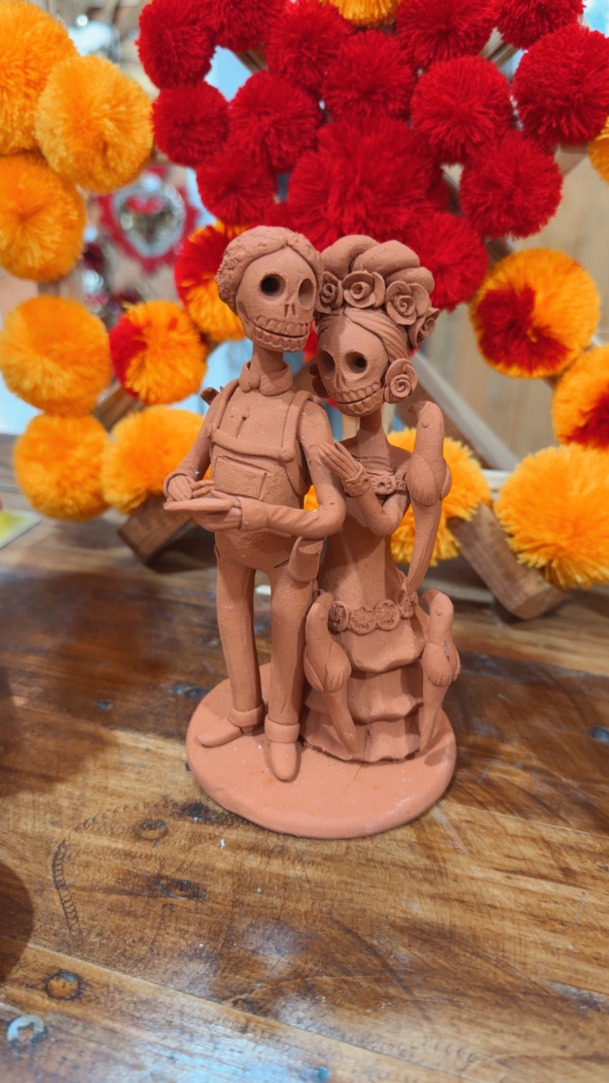 Pareja de catrines Frida con loros colección noche de ánimas amor eterno