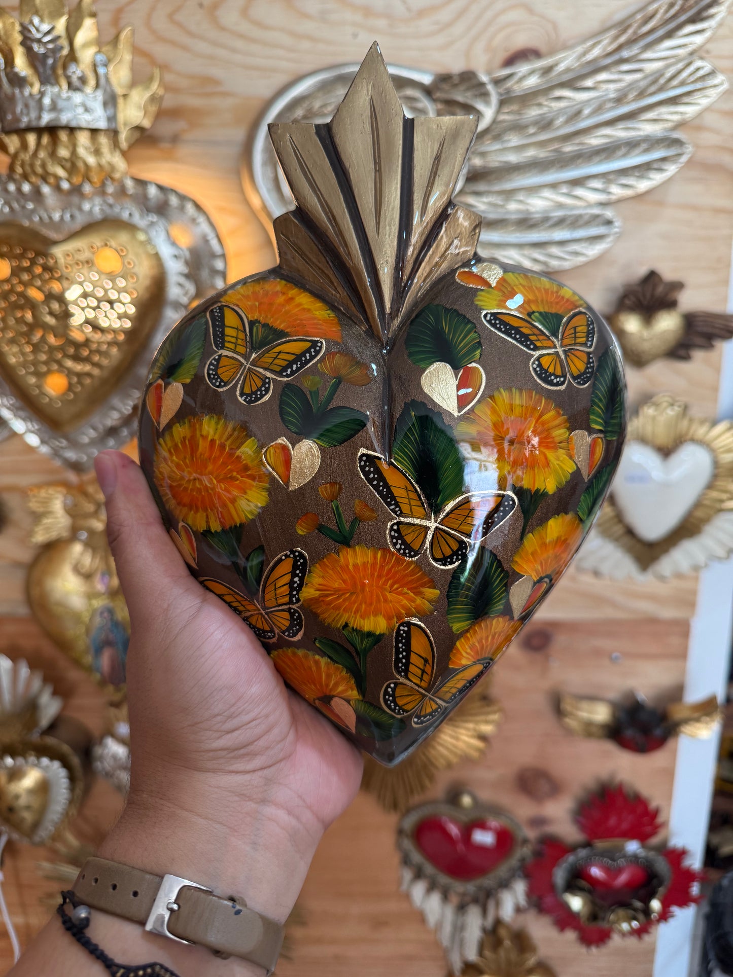 Corazón mariposas y cempasúchil laca madera noche de ánimas