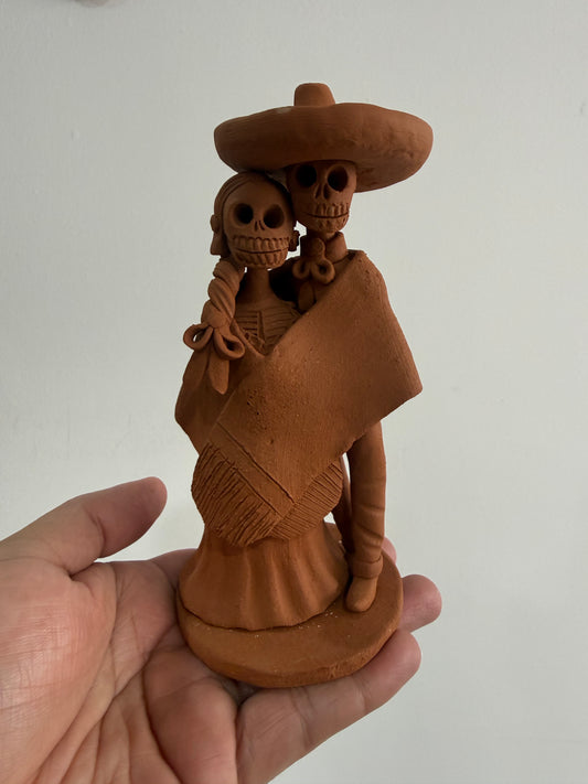 Pareja de catrines abrazados en rebozo colección noche de ánimas amor eterno