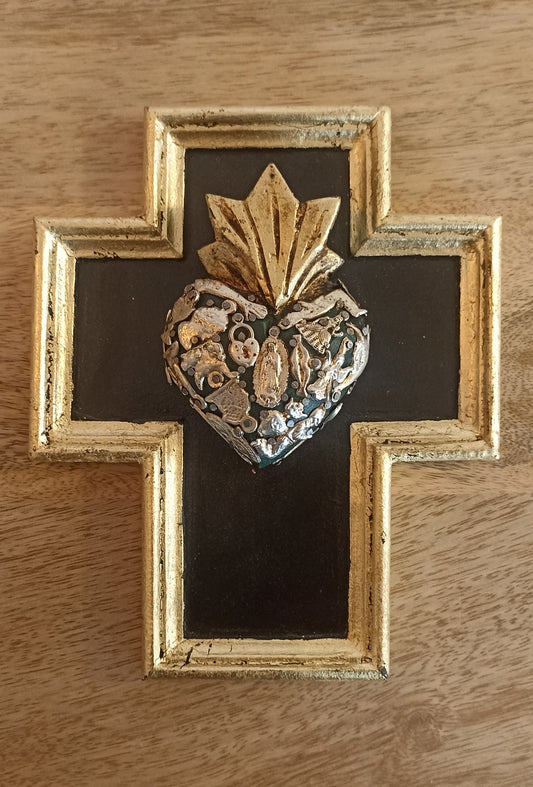 Cruz de madera con corazón de milagros