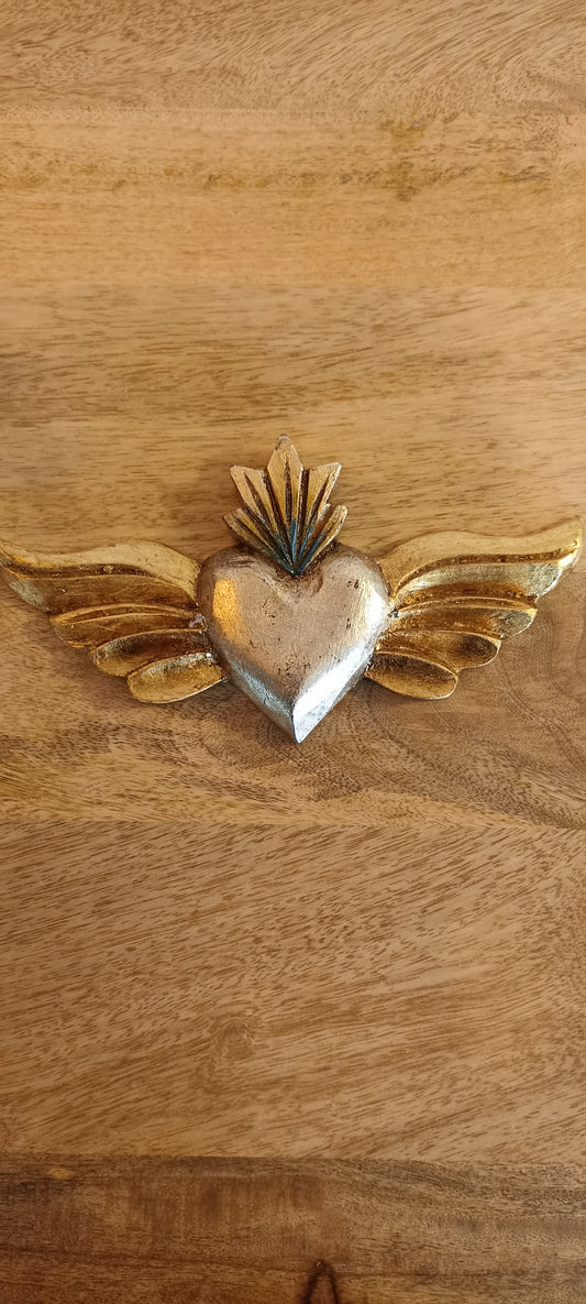 Corazon con alas de madera dorado pintado