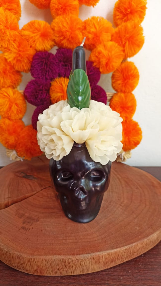 Vela de cráneo con flor blanca colección día de muertos