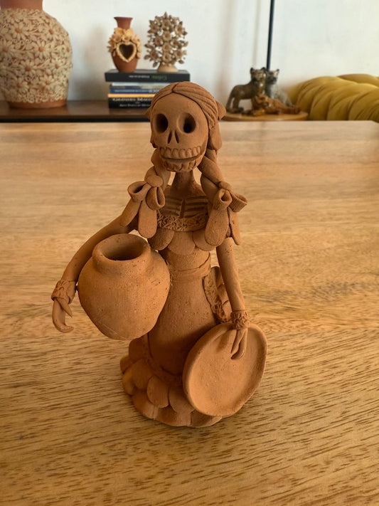 Catrina con jarrón y plato noche de ánimas