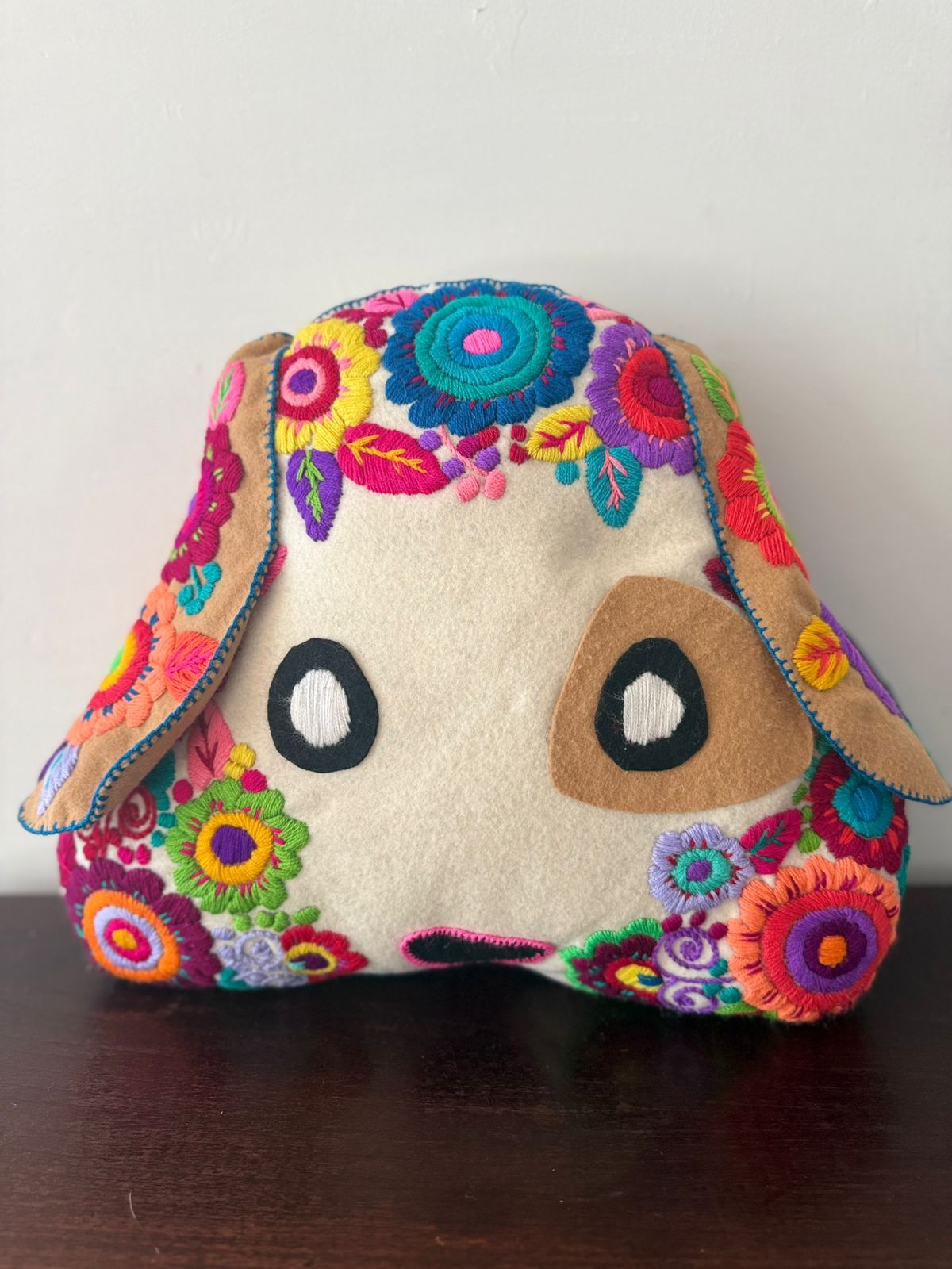 Cojín perrito bordado a mano Chiapas