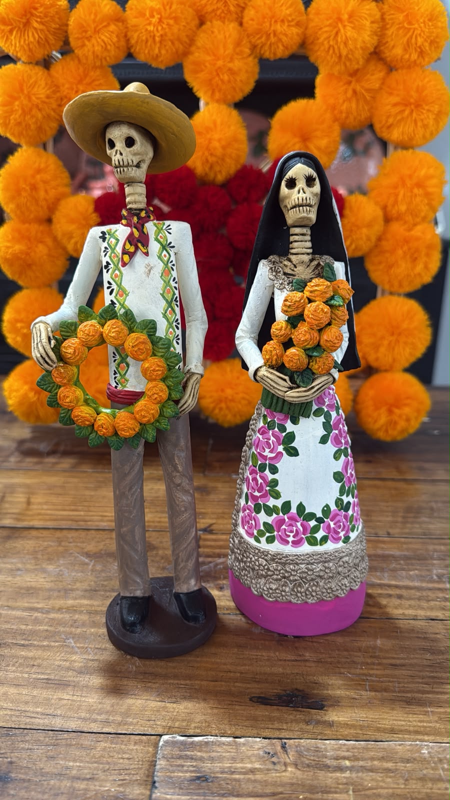 Pareja de catrines con flores cempasúchil colección noche de ánimas amor eterno